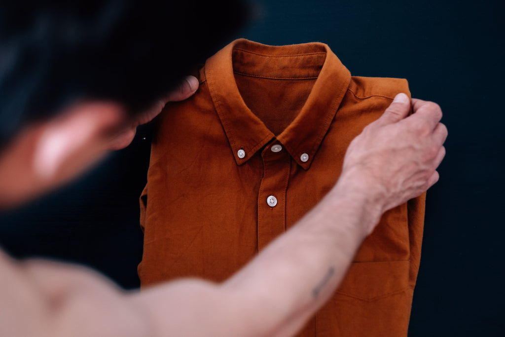 Casual Button-Up Shirt vue de dos, détail col et boutons en gros plan